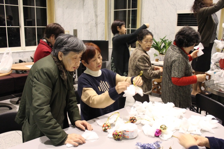 クリスマスツリー飾り付け（18.12.03）