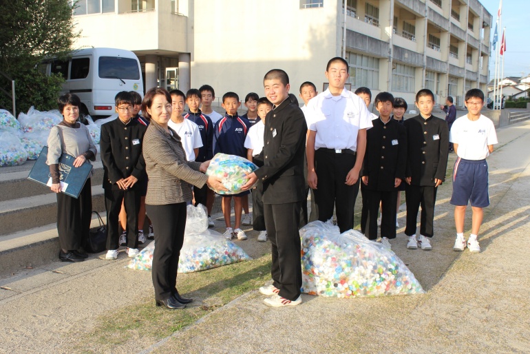 浅江中学校よりエコキャップ引受け（18.10.22）
