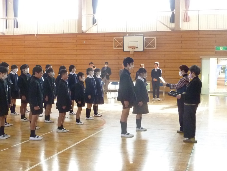 室積小学校・創立150周年記念事業実行委員会よりエコキャップ引受け（2024.2.16）