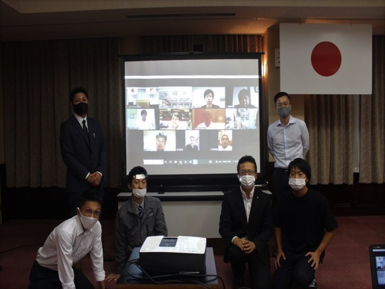 現地、Zoom参加者で写真撮影をしました。