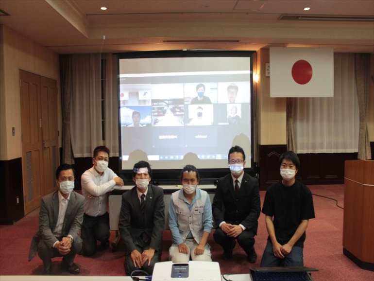 現地、Zoom参加者で写真撮影をしました。